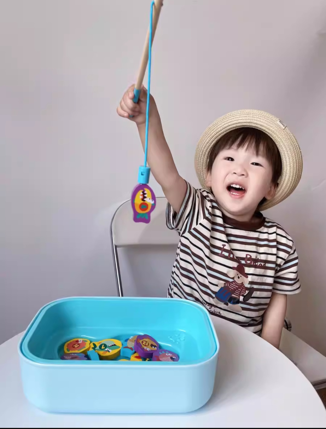 Bé chơi câu cá